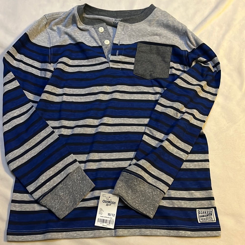 Long sleeve, 3 button top.